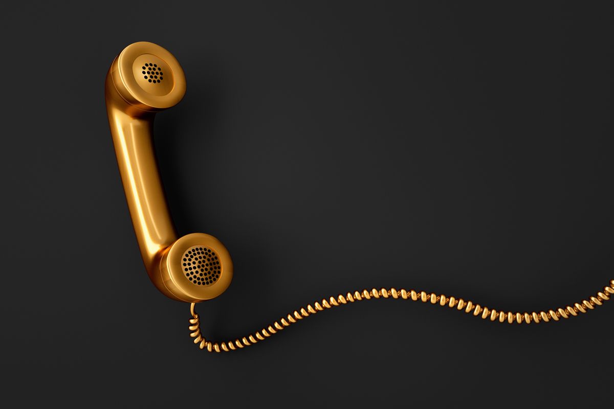 Accueil Téléphonique : Les 10 Règles d'Or pour un Accueil Client Réussi téléphone en or pour illustrer un accueil téléphonique réussi