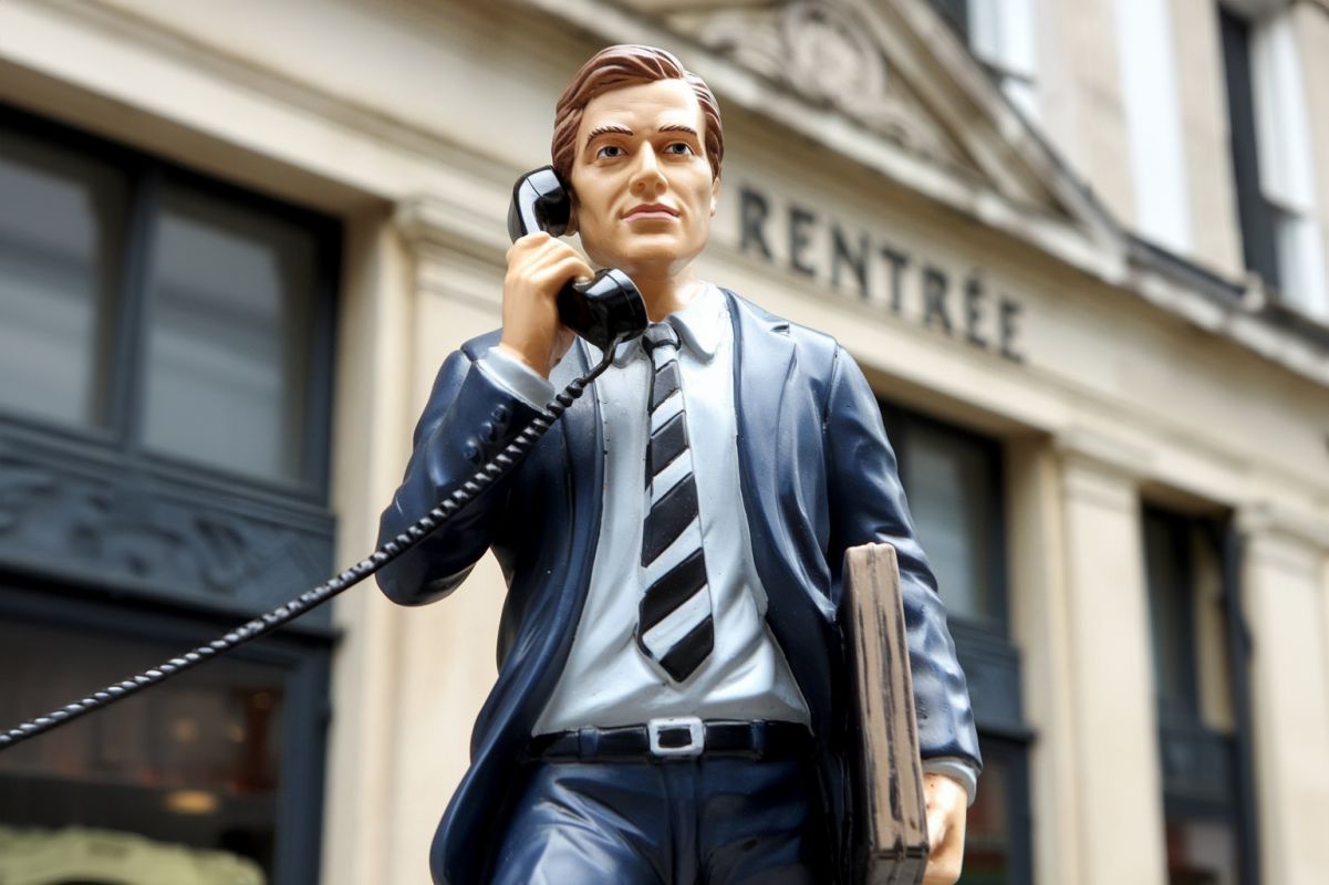 Dynamisez votre accueil téléphonique pour la rentrée. Conseils et idées originales businessman qui fait sa rentrée avec son nouveau message studio low cost