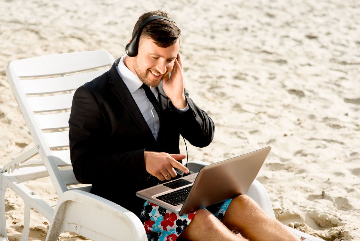 Partez en congés serein ! Voici la checklist pour réussir vos messages répondeur entrepreneur serein car il a un message commandé sur studio low cost