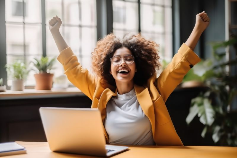 Les clés pour créer un message d'attente téléphonique efficace fille contente de son nouveau message d\'attente téléphonique
