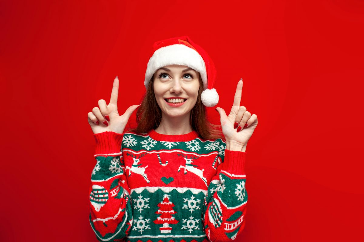 Message d'attente téléphonique pour Noël, créez une ambiance festive ! une fille avec un pull de noel est contente de son message d\'attente téléphonique
